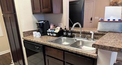 Magnolia Oasis: 2BD/2BA w/ Gym, Pool, BBQ Grill