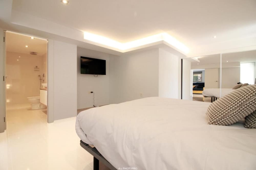 1 large selfcontained bedroom apartment with double sofa bed, sleep 4