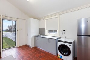 Familie huis | Badkamer | Een douche, een haardroger, zeep, shampoo