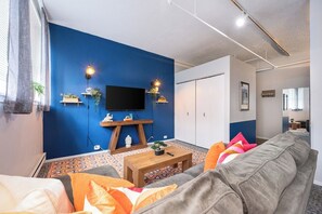 Una Smart TV, una mesa de tenis de mesa, libros