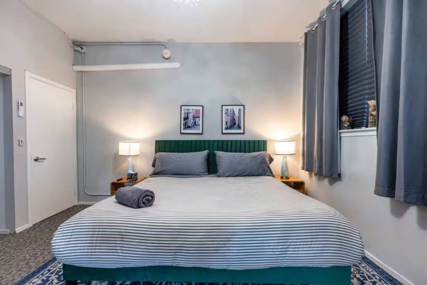 Schreibtisch, Bügeleisen/Bügelbrett, Reisekinderbett, kostenloses WLAN