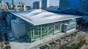 A modern building with a large glass facade and a distinctive white roof. - Sleep 14 | Downtown, Vintage 5bd/2ba (gym+patio) (Chicago)