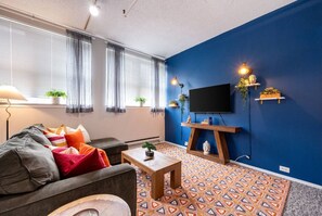 Una Smart TV, una mesa de tenis de mesa, libros