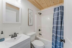Toallas, jabón, shampoo, papel de baño 