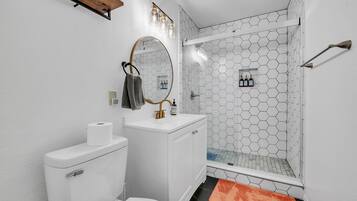 Een haardroger, handdoeken, zeep, shampoo