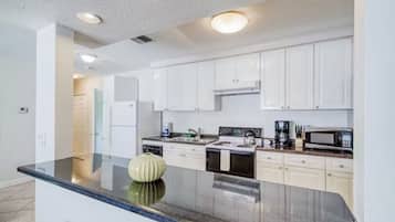 Kylskåp, mikrovågsugn, ugn och spishäll