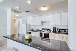 ثلاجة، ميكروويف، فرن، موقد طهي مسطح