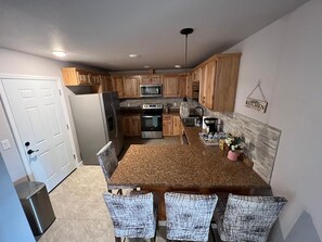 Fridge, microwave, oven, dishwasher - Experience Fairbanks comfortably, just a 3-min drive from Creamer's Field (Fairbanks)