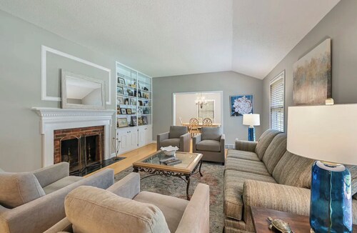 🍁Hendersonville Hideaway 3 beds/3baths Sleeps 8. Fresh updates throughout. 🍁🍂