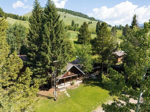 Exterior - Gardiner Getaway: your cozy cabin near Yellowstone National Park! [Unit 2] (Gardiner)