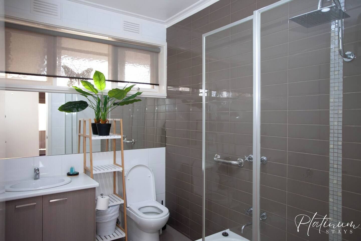 Een haardroger, handdoeken