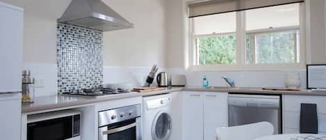 Réfrigérateur, four à micro-ondes, un four, surface de cuisson