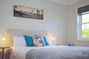 2 soverom, skrivebord, strykejern/-brett og wi-fi (inkludert)