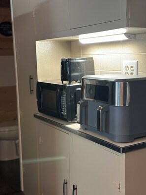 Een koelkast, een magnetron, een oven, een kookplaat