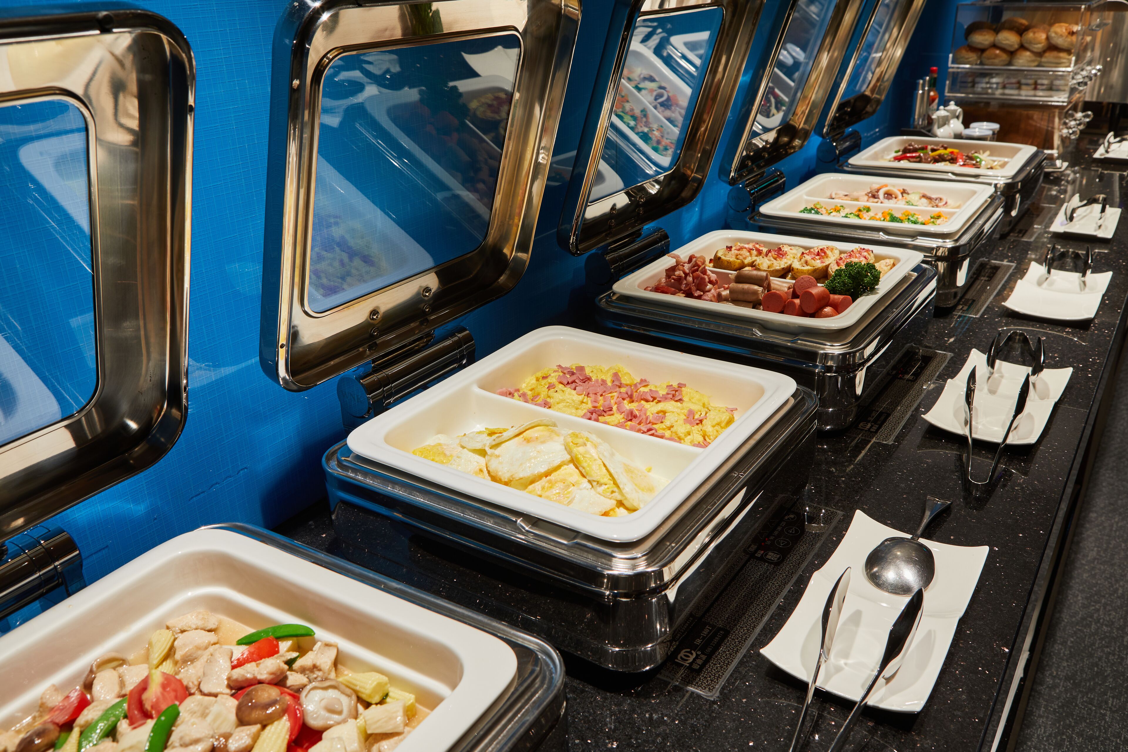 daily self-service breakfast (twd 450 per person)