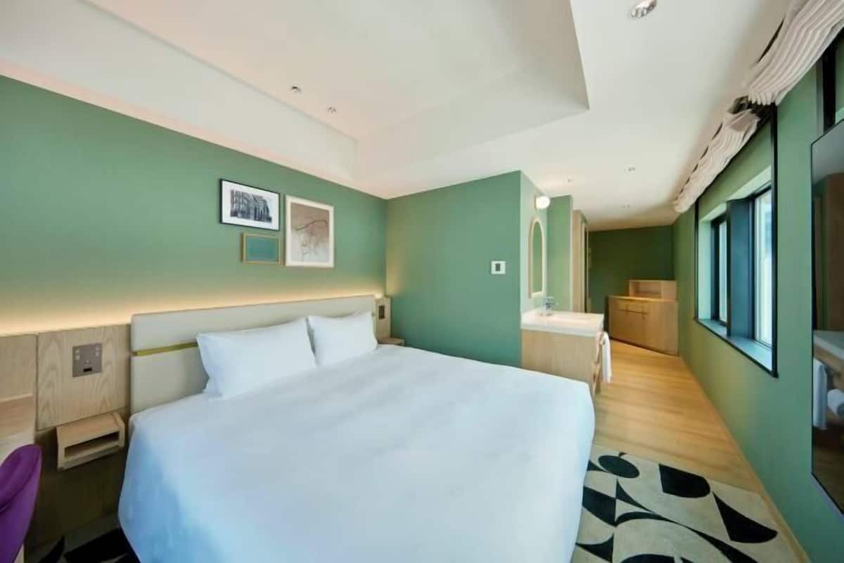 1 bedroom, down comforters, in-room safe, free WiFi