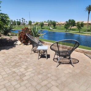 Terrace/patio - Dell Webb Resort for 55+ Snowbirds. Many amenities,  views of water & mountains (Palm Desert)