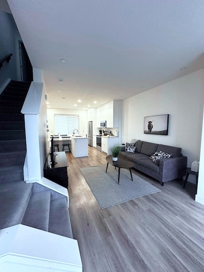 Cozy Family Home/Downtown Calgary/Free Parking/Enclosed Garage/Pet Friendly  
