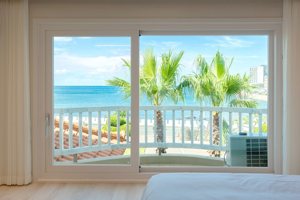 Escritorio, espacio para trabajar con laptop y wifi gratis