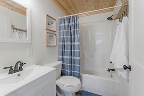 Towels, soap, shampoo, toilet paper - Completely renovated 2 bedroom apartment in quaint Celina (Celina)