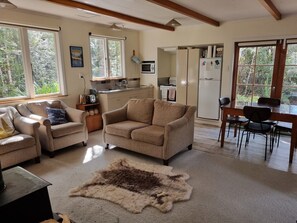 Living area - Rimu Lodge, a Cosy Cottage in St Arnaud, Lake Rotoiti, Nelson Lakes NP (St. Arnaud)
