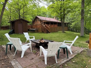 Outdoor dining - Private Trillium Lake Log Cabin-Sauna & Nature Escape (Hackensack)