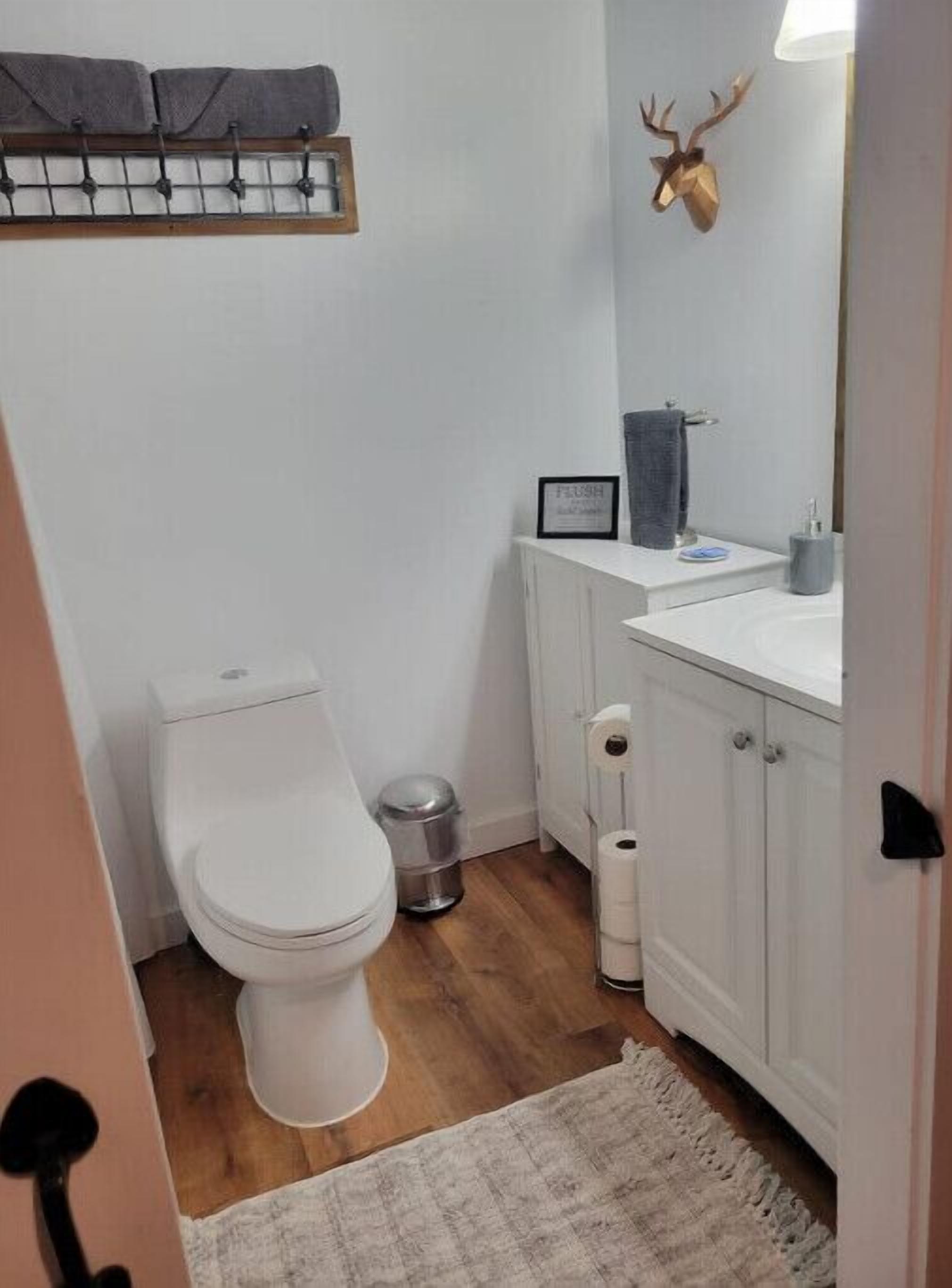 Asciugacapelli, asciugamani, sapone, carta igienica