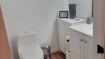 Asciugacapelli, asciugamani, sapone, carta igienica