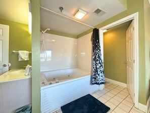 Jetted tub, hair dryer, towels, shampoo