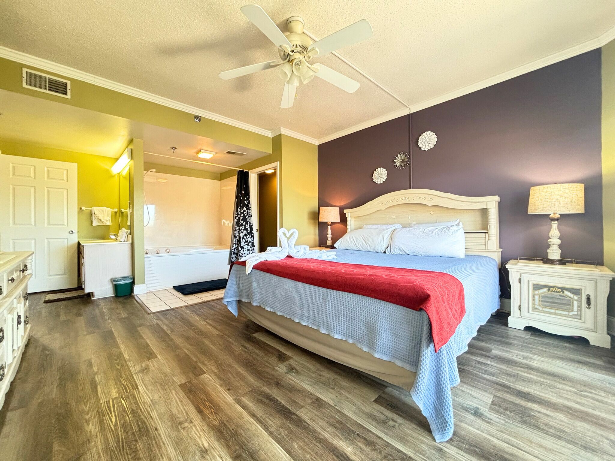 3 bedrooms, in-room safe, desk, iron/ironing board