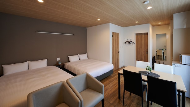 A hotel room with two beds, a desk, and a chair. - HOTEL R9 The Yard Kirishimakokubu (Kirishima)