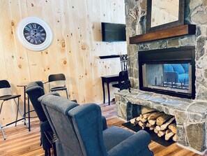 Smart TV, fireplace - The Outlet Studio, Rustic Comfort w Fireplace (Freeport)