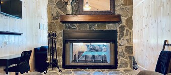 The Outlet Studio, Rustic Comfort w Fireplace