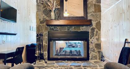 The Outlet Studio, Rustic Comfort w Fireplace