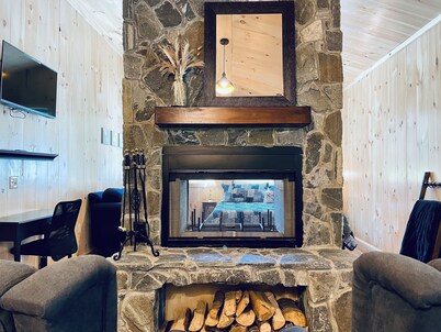 The Outlet Studio, Rustic Comfort w Fireplace