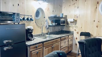 Geladeira, micro-ondas, cooktop, cafeteira/chaleira