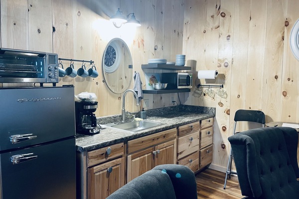 Frigorífico, microondas, placa de cocina y cafetera o tetera