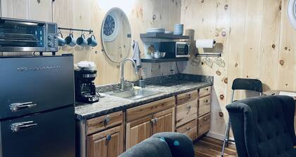 The Outlet Studio, Rustic Comfort w Fireplace