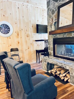Interior - The Outlet Studio, Rustic Comfort w Fireplace (Freeport)
