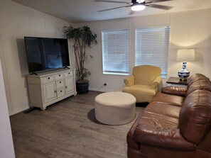 Living area - Upriver home 15min to Parker (Parker)