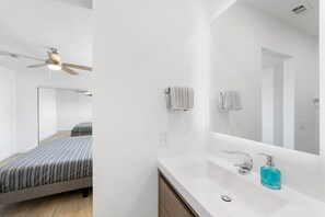 吹风机、毛巾、肥皂、卫生纸