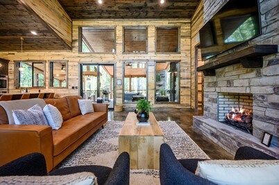 Happy Bears Cabin - Hot Tub, Playset, Arcade