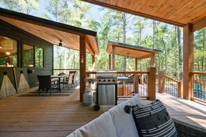 Outdoor dining - Happy Bears Cabin - Hot Tub, Playset, Arcade (Broken Bow)