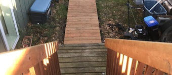 Comfy 2 Bedroom 1 Bath Near Sand Lake and Airport