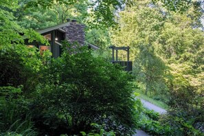 Property grounds - Pisgah Park Hideaway w/Hot Tub & Mountain Views (Candler)