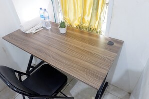 Standard Room | Desk - Kasmarani Homestay (Palembang)