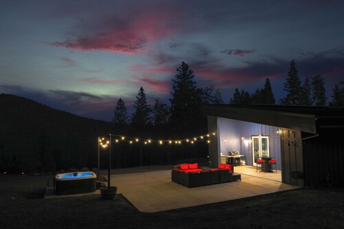 Secluded Mountain Home on 7 acres with Hot Tub! Near downtown TH!