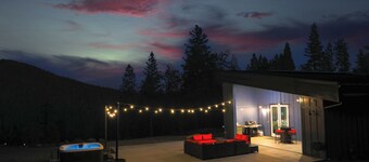 Secluded Mountain Home on 7 acres with Hot Tub! Near downtown TH!