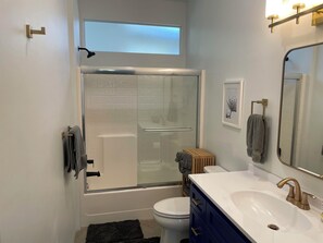 Suihku, hiustenkuivaaja, pyyhkeet, saippua