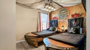 6 bedrooms, iron/ironing board, WiFi, bed sheets